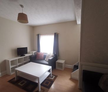 4 bedroom end of terrace house to rent - Photo 2