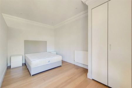 A smart furnished one bedroom flat situated on the third floor of this period building on the Knightsbridge/South Kensington borders. EPC rating: B - Photo 2