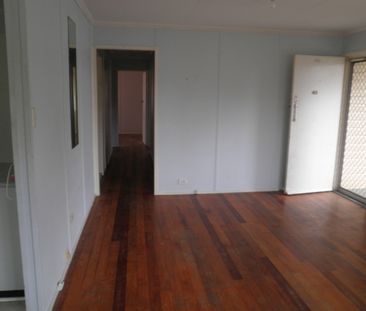 3 BEDROOM HOME - CLOSE TO SCHOOLS, SHOPS AND PUBLIC TRANSPORT - Photo 4