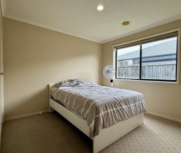 Sought after location, you don't want to miss this! - Photo 5