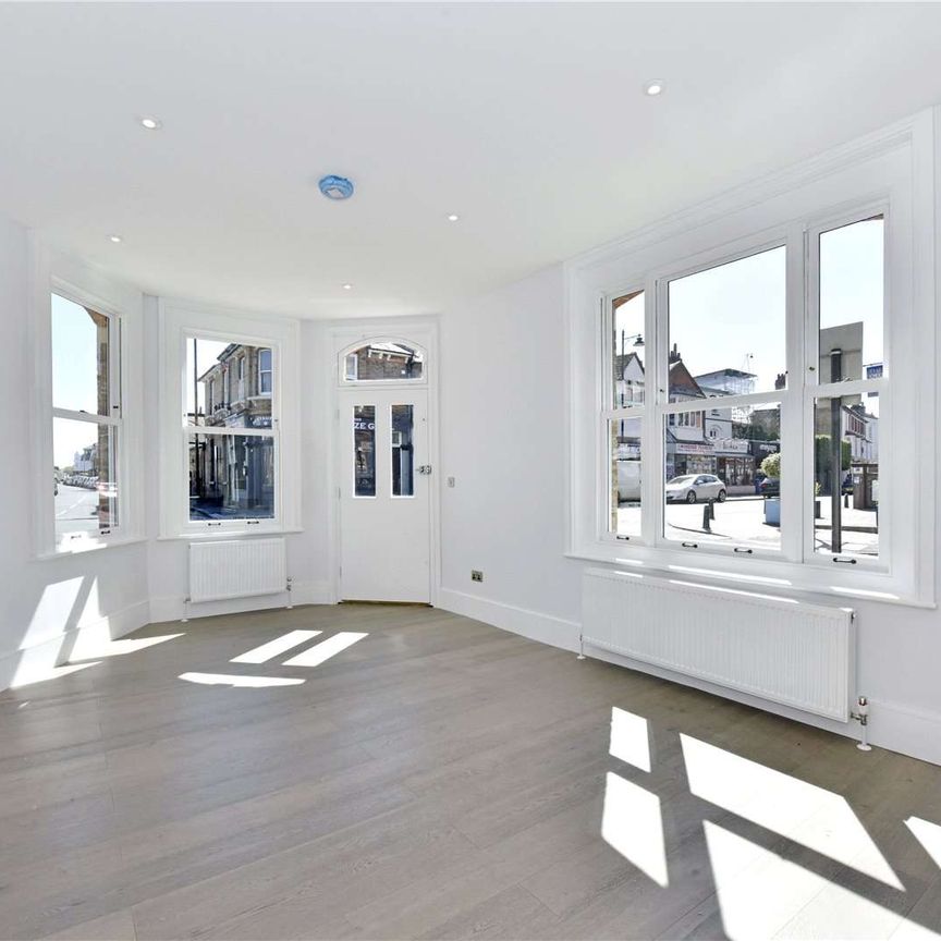 A modern one bedroom apartment over two floors with off-street parking in the heart of Windsor town. - Photo 1