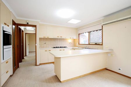 Heart of Beaconsfield - Central Location - this one has the lot!! - Photo 3