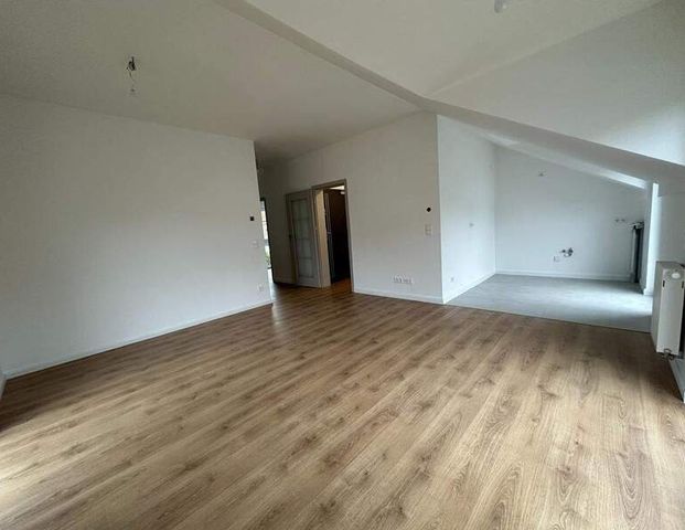 OWNR: Einziehen und Wohlfühlen - Renoviert und mit Küche! ! DG Wohnung mit großem Balkon ! - Photo 1