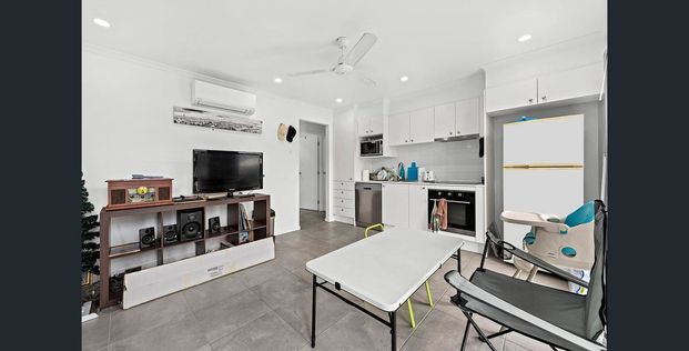 Modern Home with Air Conditioning! - Photo 1