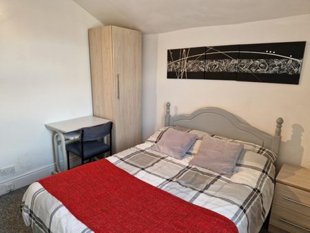 4 bedroom House To Let - Photo 3