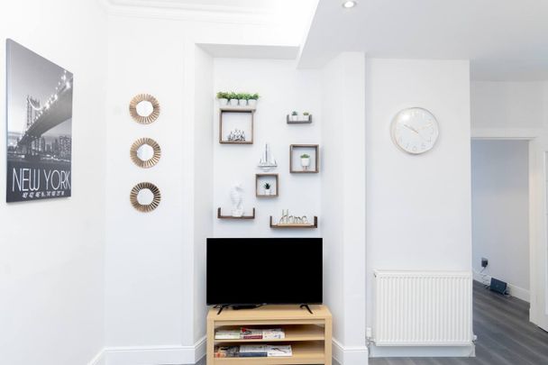 2 Bed Flat, Portland Street, EH6 - Photo 1