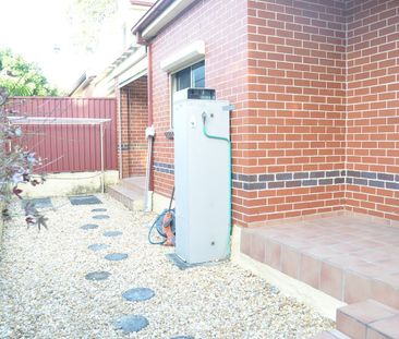 Spacious, well maintained townhouse with polished floors - Photo 5