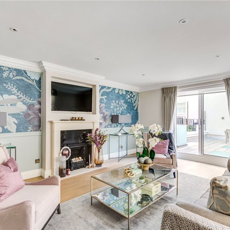 A smart, modern maisonette situated on the ground and lower ground floors of this stucco-fronted period building. EPC rating: D | Council tax band: G - Photo 1