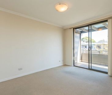 Bright and Conveniently Located Two Bedroom Apartment - Photo 4