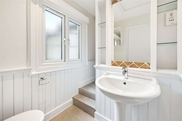 A bright and well-proportioned, split-level, three-bedroom apartment, conveniently located moments from Sloane Square Station. - Photo 1