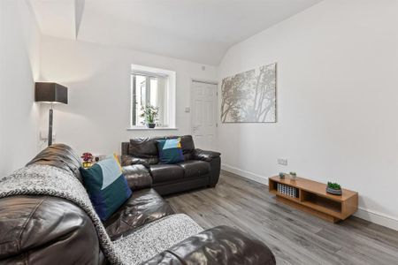 3 bedroom flat to rent - Photo 2