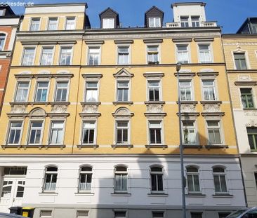 Lichtdurchflutete und großzügige 2-Zimmer-Dachgeschosswohnung im be... - Photo 4