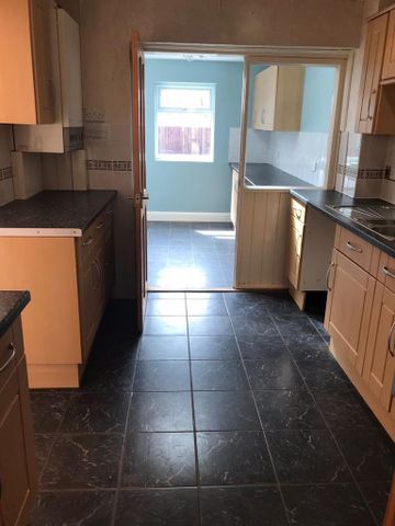 3 bedroom semi-detached house to rent - Photo 5