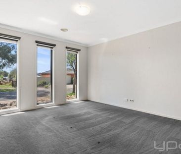 Luxurious Family Living in Caitlyn Drive! - Photo 3