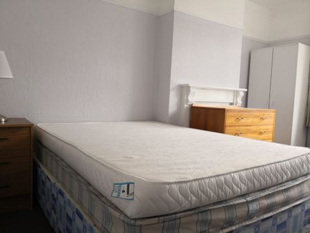 4 Bedroom Semi Detached To Rent in Lenton - Photo 3