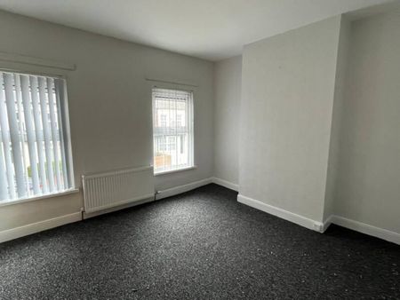 Partly Furnished 2 Bedroom Terrace - Photo 3