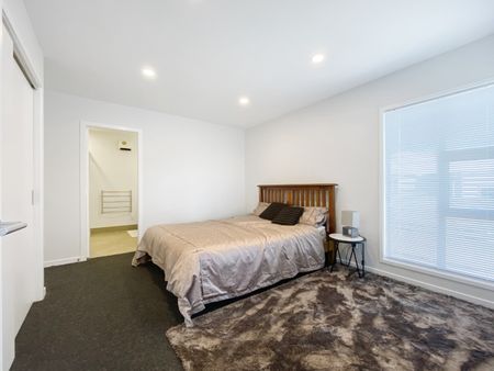 Welcome to 98a Woodman Drive in Tawa. - Photo 5