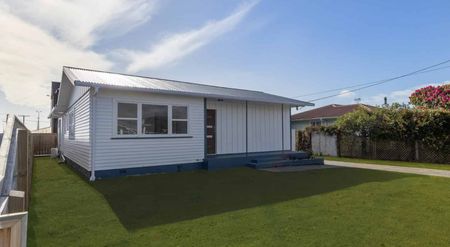 Stylish Four Bedroom Home - Photo 4