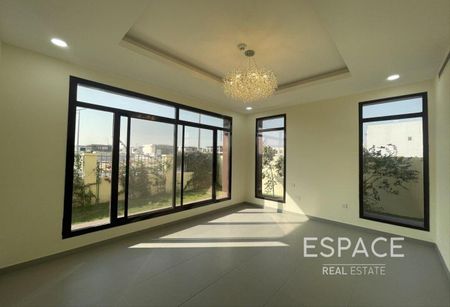 5 Beds | Available Now | Custom Built - Photo 2