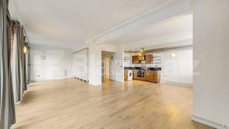 Spacious Studio located within a warehouse conversion with exposed brick - Photo 4