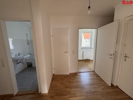 Exklusive Luxus-Singlewohnung in Steyr-Münichholz: frisch saniert, hochwertig ausgestattet, lichtdurchflutete Wohnräume und herrlicher Grünblick – inklusive Abstellraum, der sich ideal als Ankleidezimmer nutzen lässt! - Foto 5
