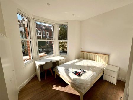 This recently refurbished garden flat offers modern living accommodation close to the high street and Putney Station. - Photo 4