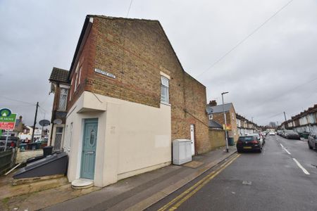 1 bedroom duplex to rent - Photo 3