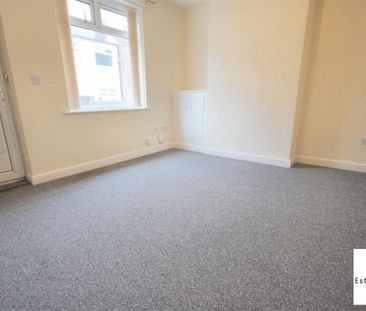 2 Bedroom House - End Terrace To Let - Photo 4