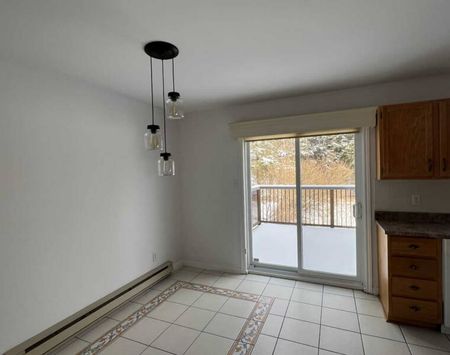 Royalvue - Lovely 3 Level, 4 Bedroom Townhouse in Dartmouth! - Photo 4