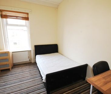 5 Bed - Warton Terrace, Heaton - Photo 3