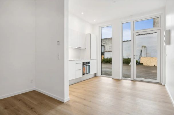 Skøn lejlighed med opvasker, gulvvarme og naturligt lysindfald - Photo 1