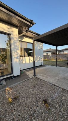 Modern 4 Room Villa for Rent in Corbeanca - Photo 1