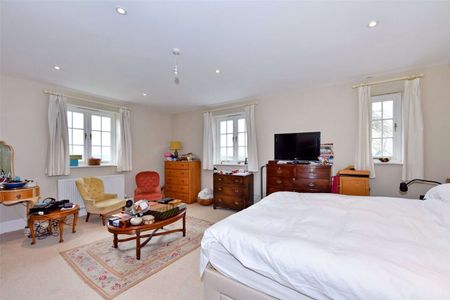 Charming four-bedroom family home in the village of Kineton. - Photo 4
