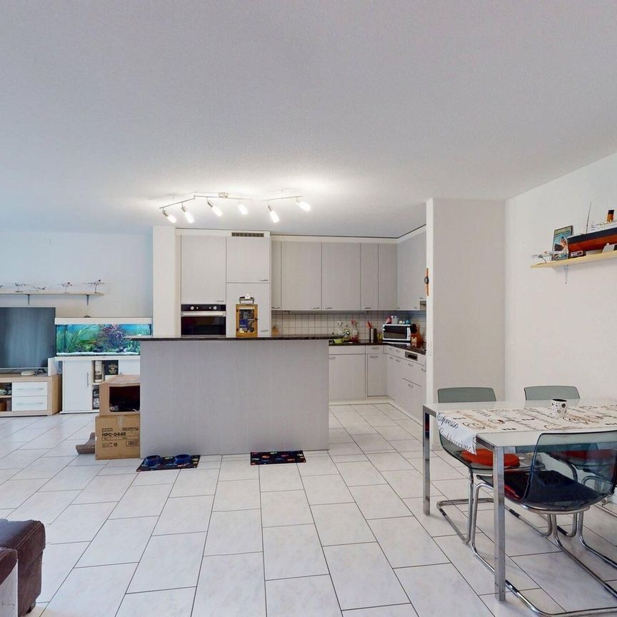 Modern, large 3.5-room apartment with garden seating area - Photo 1