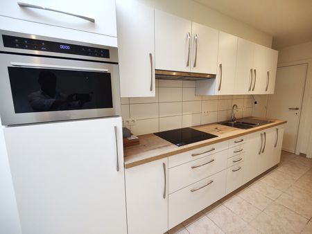 Ruime gerenoveerde woning met 3 slaapkamers, tuin en DUBBELE GARAGE met uitweg achteraan! - Foto 4