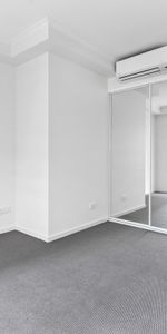 Prime City Living: Sun-Filled Apartment with Unmatched Convenience - Photo 4