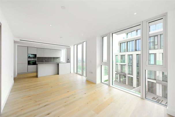 Available now and new to the market this stunning three bedroom two bathroom apartment located in London Dock. - Photo 1