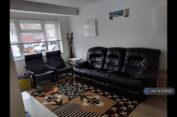 4 bedroom end of terrace house to rent - Photo 1