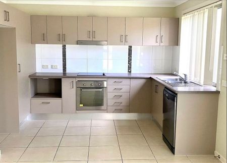 Modern 4-Bedroom Home in Prime Coomera Location - Photo 4