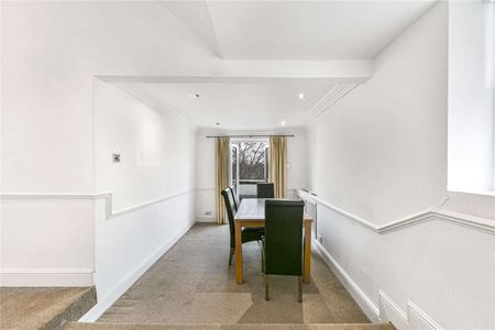 A wonderful two bedroom apartment set on the second floor (with lift) of this pretty white stucco conversion in prime Little Venice. - Photo 3