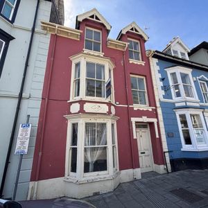 1 bedroom in a house share to rent - Photo 2
