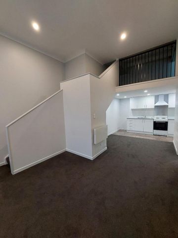 Central Two Bedroom Studio Apartment - Photo 2
