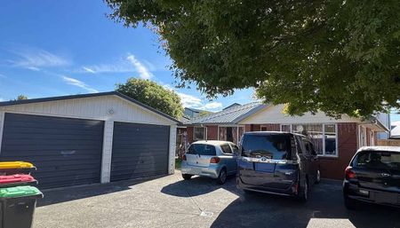 Fully fenced home, pets friendly - Photo 5