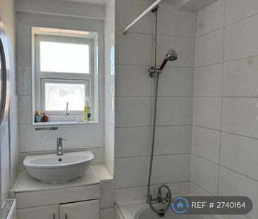 1 bedroom in a flat share to rent - Photo 3