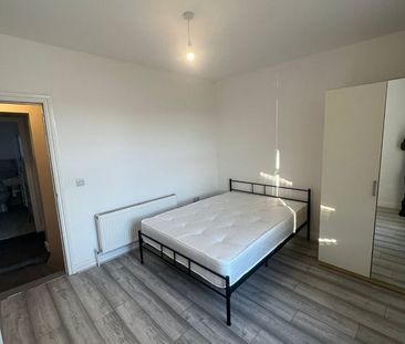 5 Bed Terraced House, Sheffield, S8 - Photo 2