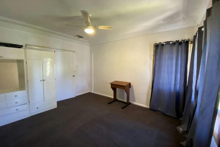 Comfortable Family Home! - Photo 3