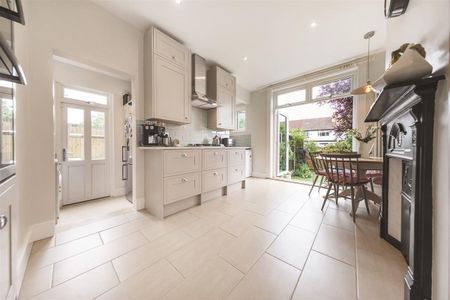 2 Bed Flat, Streatham Common, SW16 - Photo 2