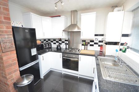 2 bedroom end of terrace house to rent - Photo 3