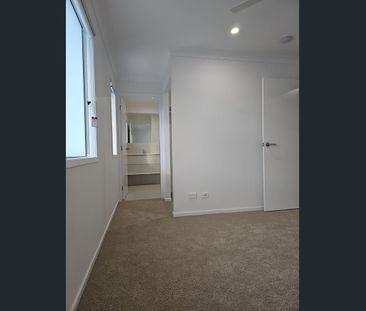 PERFECTLY LOCATED - SPACIOUS 4 BED TOWNHOUSE WITH DUCTED AIRCON - Photo 1