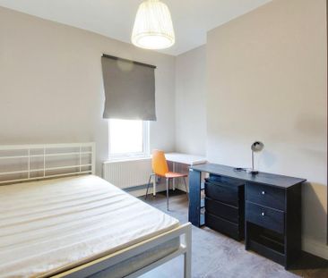 4 bedroom semi-detached house to rent - Photo 2